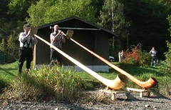 Herr Darr und ein Bekannter spielen Alphorn